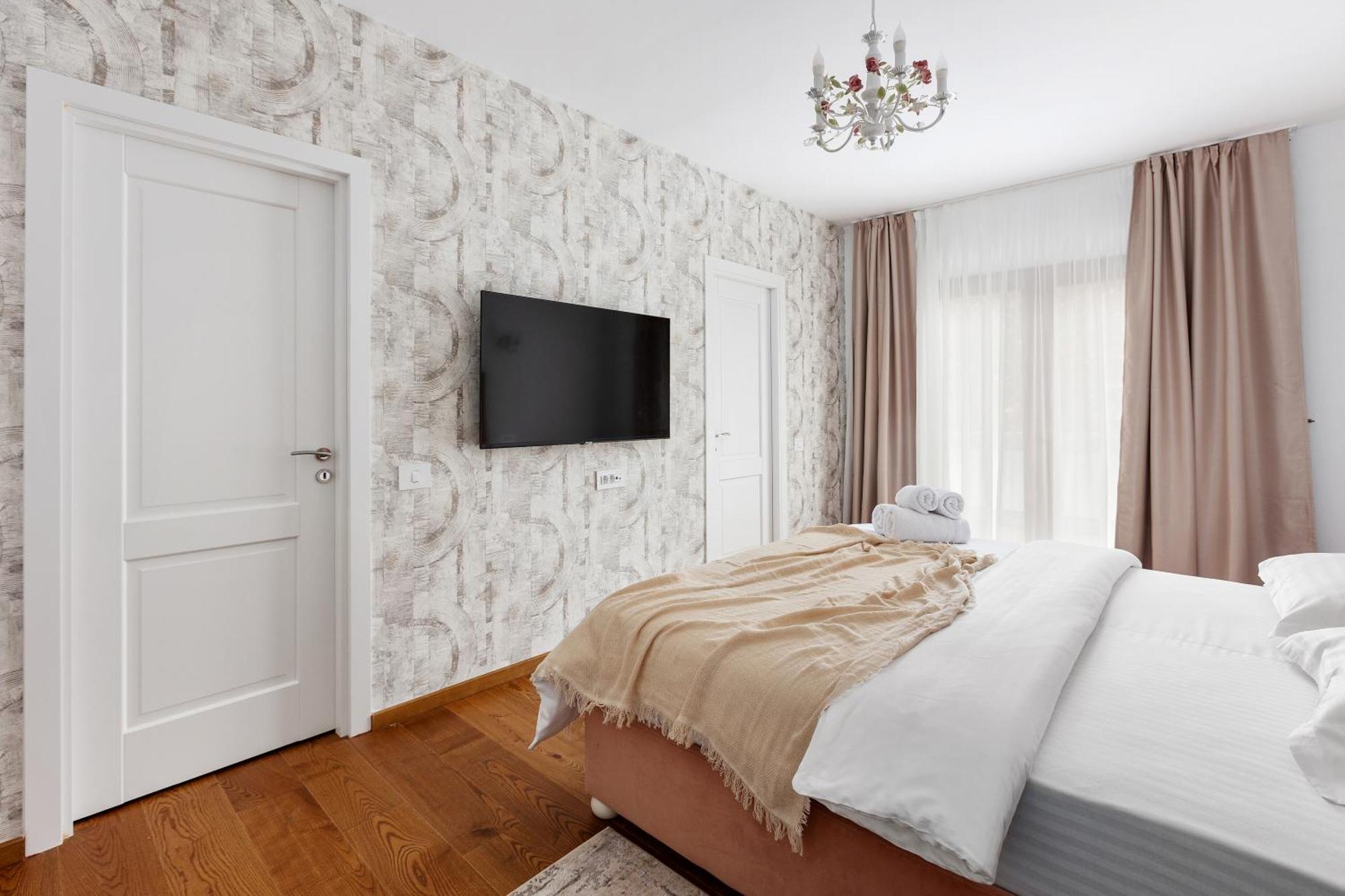 Peak Aparthotel - Old Town - By Cityhost Brasov Exterior photo