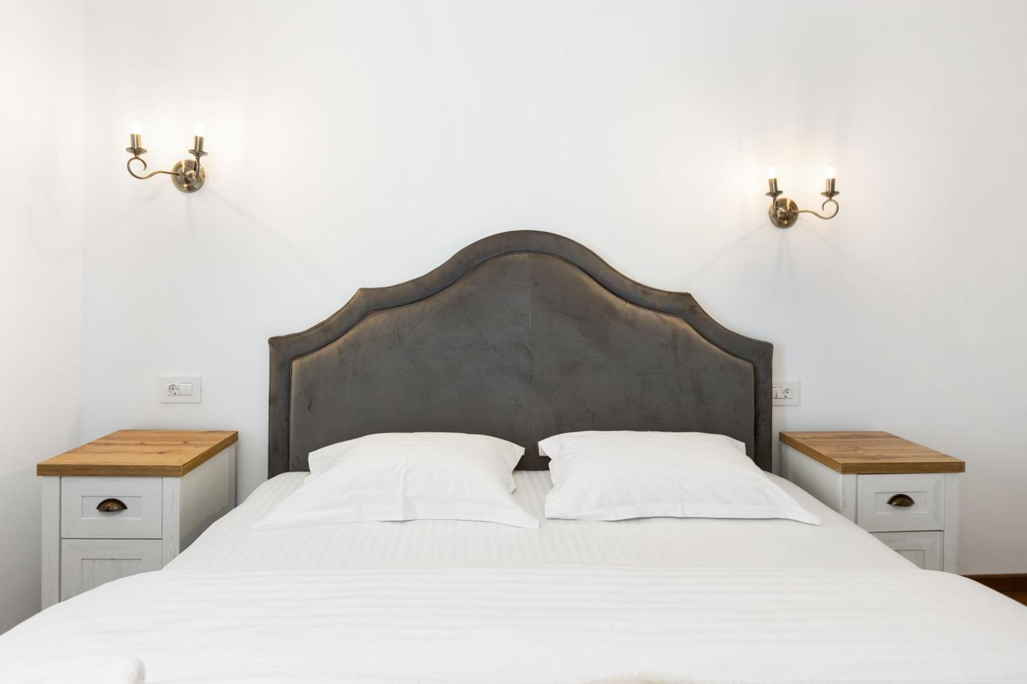 Peak Aparthotel - Old Town - By Cityhost Brasov Exterior photo