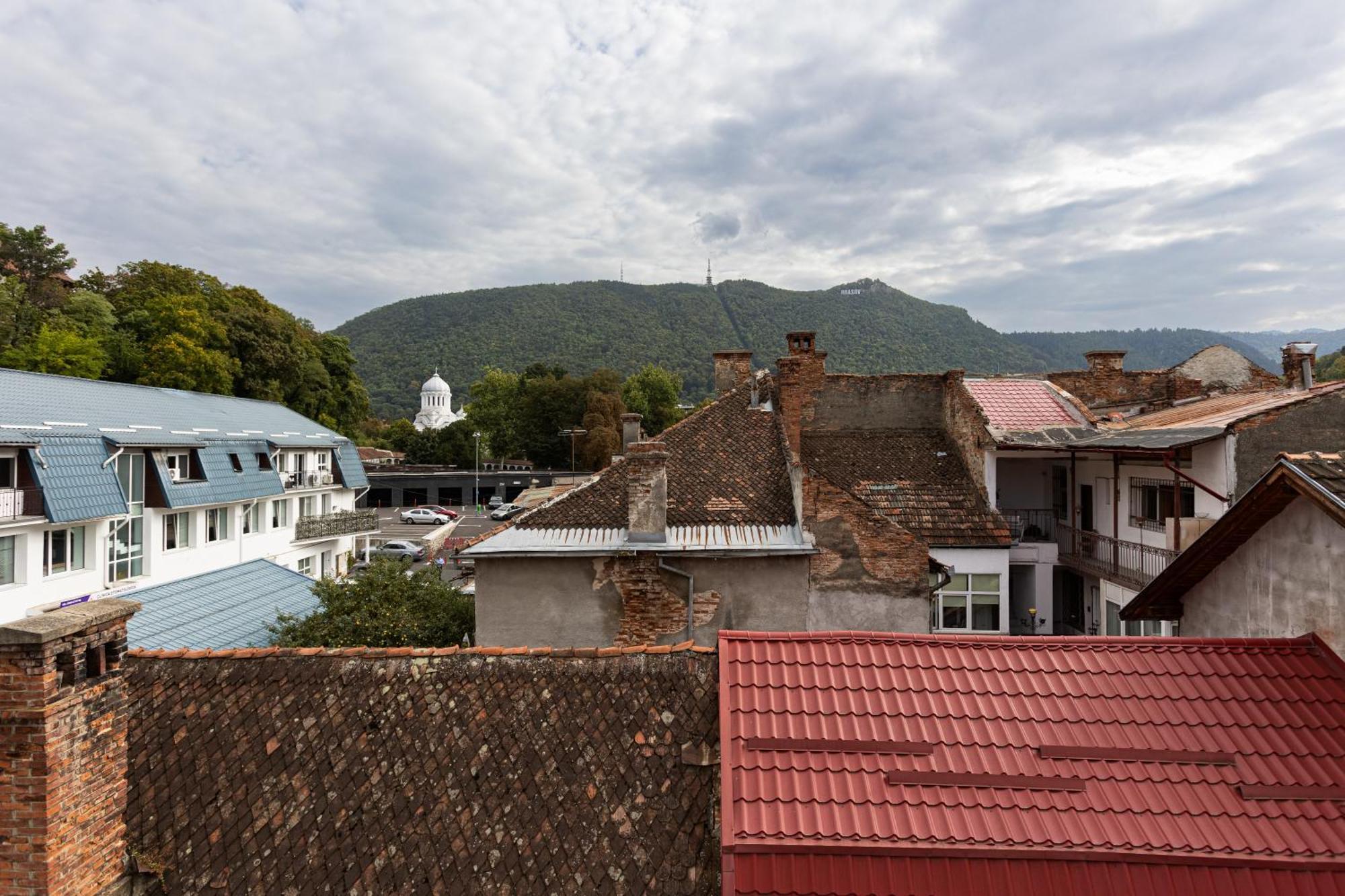 Peak Aparthotel - Old Town - By Cityhost Brasov Exterior photo