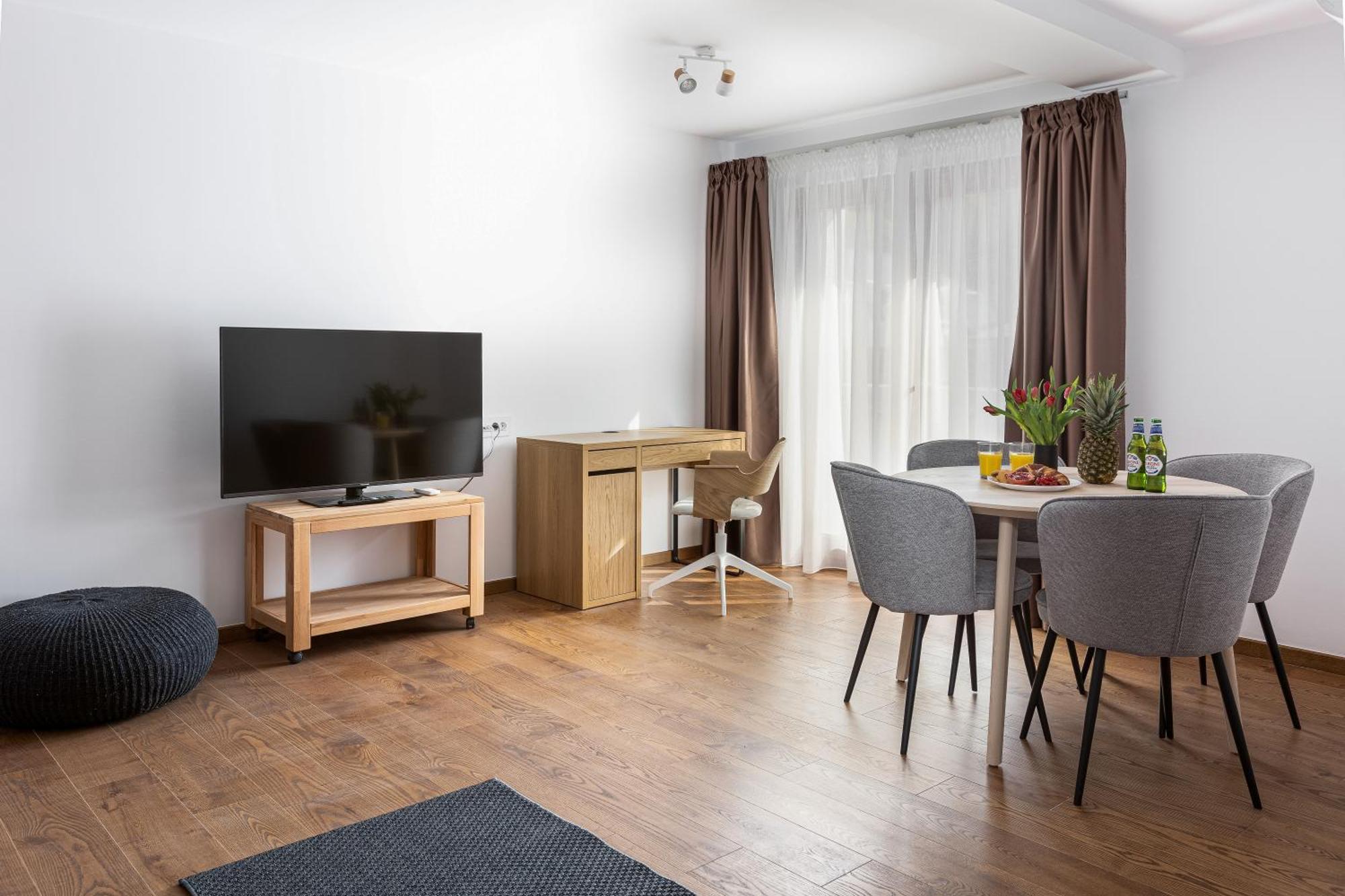 Peak Aparthotel - Old Town - By Cityhost Brasov Exterior photo